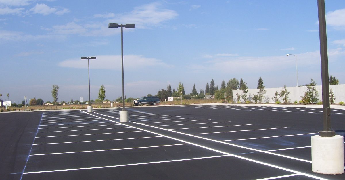 Image showing a well-paved parking lot, representing the benefits of asphalt paving for business growth.